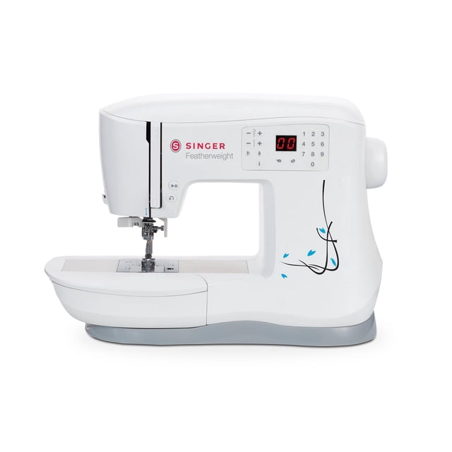máquina de coser singer c240, featherweight, color blanco singer 230144115 portátil de brazo libre blanca, vista frontal 3/4; cuerpo metálico con motivo floral azul, pantalla LED con selección numérica de puntadas, enhebrador automático, ojalador en 1 paso, botones de largo y ancho de puntada, placa metálica y porta carrete horizontal. También es adecuada para proyectos de costura y confección ligera o para llevar a clases de costura.