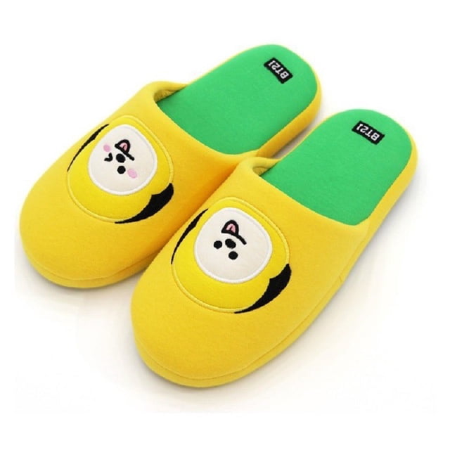 pantuflas de peluche bts bt21 chimmy pantuflas amarillas forradas con felpa con diseño Chimmy en la puntera; mule abierto con plantilla verde acolchada, unitalla para niñas ideal para tallas 22–26 cm y suela plana antideslizante.