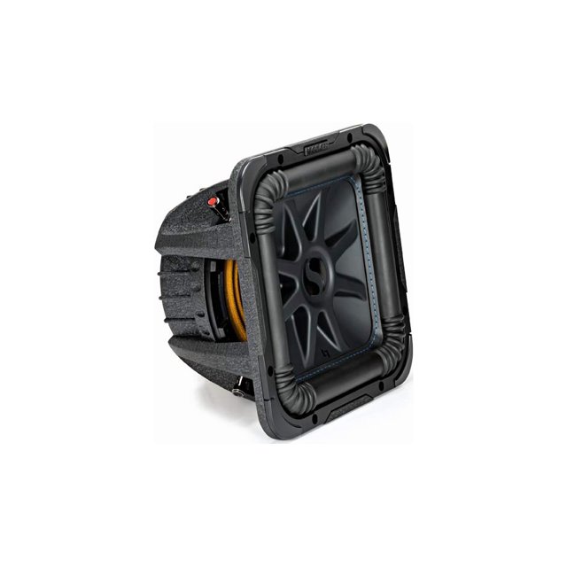 Subwoofer KICKER L7S102, 10 pulgadas, doble bobina de voz, 600 W — vista frontal 3/4 de subwoofer cuadrado negro con cono de polipropileno moldeado, refuerzo trasero SoloKon visible, borde de santopreno acanalado con costuras azules, carcasa texturizada y terminales de conexión a la izquierda; a menudo usado en sistemas de sonido automotrices y adecuado para transportar bajo en maleteros.
