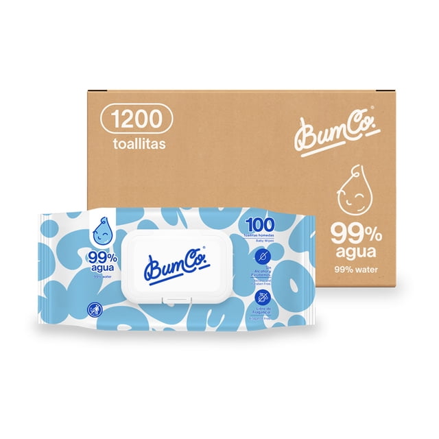 bum co. | toallitas húmedas para bebé, caja con 1,200 pz (12 paquetes de 100 toallitas c/u) | 99% agua, hipoalergénicas, sin fragancia, más largas — Paquete frontal blanco y azul con tapa dispensadora y caja marrón al fondo que indica 1,200 toallitas; el empaque muestra 99% agua, 100 piezas, pictogramas de piel sensible y extracción 1x1, textura de tela visible para limpieza de pañal y uso diario; también adecuadas para manos y caritas.