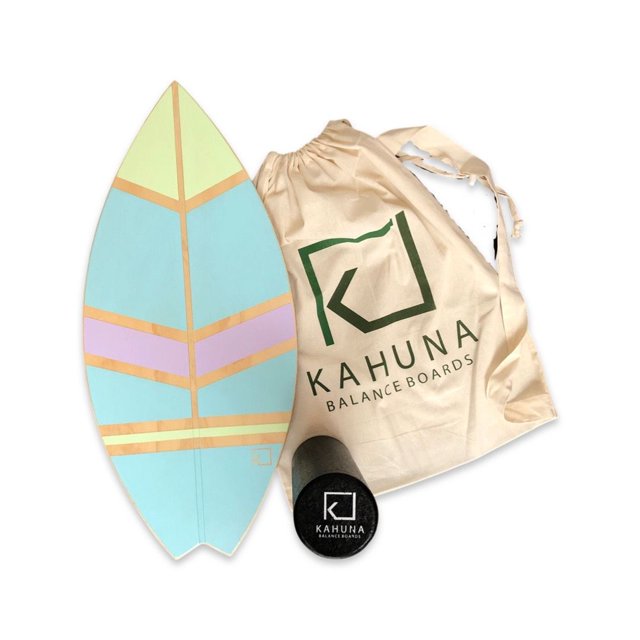 tabla de balance kahuna balance boards surf (grande) para adulto. cursi Hecha a mano en México; tabla surf de 76x33 cm y 18 mm en pino sólido azul con franjas rosa y verde. Incluye rodillo de espuma 10x30 cm y bolsa de viaje con logo Kahuna, vista frontal sobre fondo blanco; adecuada para yoga y entrenamiento de equilibrio.