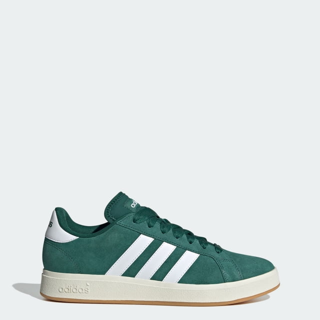 tenis adidas ih6187 para hombre color verde vista lateral derecha; diseño retro inspirado en los 2000 con silueta baja, parte superior sintética verde bosque y tres franjas blancas en los laterales, lengüeta y cuello acolchados, cordones ajustables y logotipo adidas en talón y lengüeta; suela cupsole de goma color crema con tracción adecuada para uso urbano diario. También suele usarse para complementar outfits casuales y de estilo streetwear.