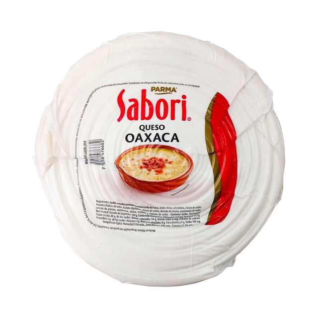 queso oaxaca sabori por kilo Empaque redondo visto desde arriba con etiqueta blanca que muestra el logo Sabori en rojo, texto 'Queso Oaxaca' y la ilustración de un tazón de queso fundido; envoltura plástica blanca con texto pequeño y mención visible de certificado TIF en la etiqueta. Ideal para fundir en platillos, ensaladas y como fuente de proteína para compartir en familia.