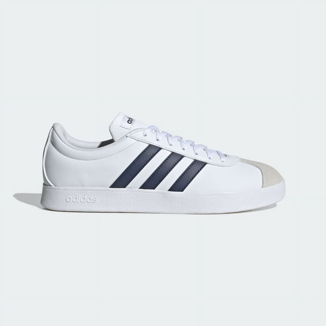 tenis adidas id3709 para hombre color blanco, vista lateral derecha de zapatilla baja blanca con tres franjas negras en el costado, puntera de gamuza clara, suela blanca plana con logo adidas en relieve y cordones blancos; fondo neutro. Ideal también como calzado casual para caminar.