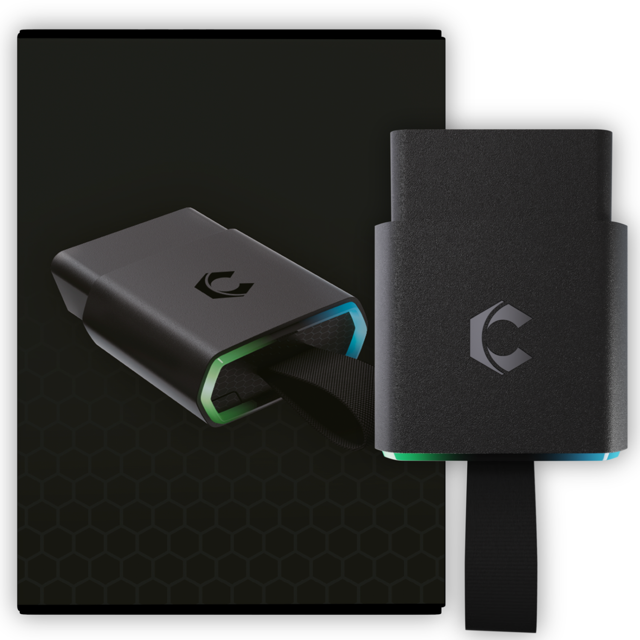 escáner automotriz obd2 carista carista evo adaptador negro rectangular con logo Carista, vista frontal y lateral que muestra carcasa mate, tira de extracción negra y bordes con acentos de color azul y verde visibles; sobre fondo hexagonal oscuro, para diagnóstico automotriz, activaciones y datos en vivo en marcas como Audi, BMW y Volkswagen; también usado para comprobaciones rápidas antes de ir al taller.