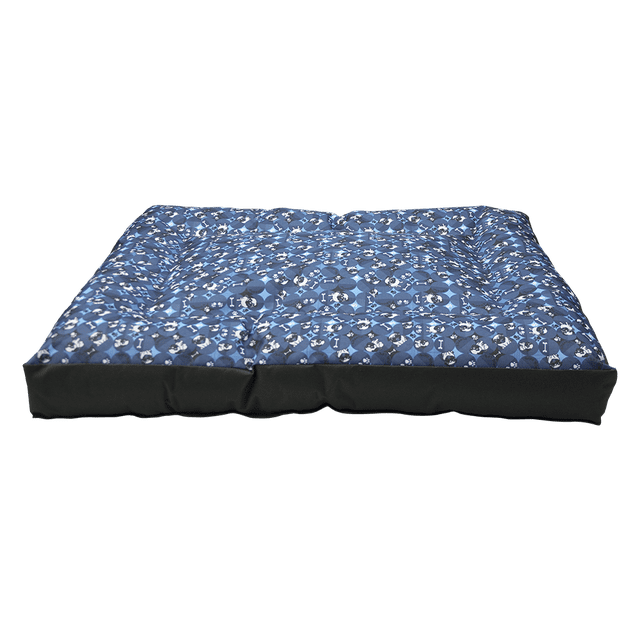 colchoneta ortopedica med azul buggie Fancy Pets vista frontal centrada de colchoneta ortopédica para perro con superficie acolchada azul de patrón geométrico y base negra gruesa; tela resistente y suave que ofrece soporte para el reposo natural de la mascota, también adecuada como cama de viaje o área de descanso móvil.