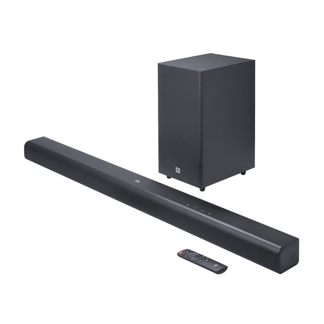 barra de sonido de 3.1 canales con dolby atmos virtual y subwoofer inalámbrico jbl cinema sb580 Vista frontal en 3/4 de la barra JBL Cinema SB580 en negro con rejilla exterior, panel superior con botones iluminados y control remoto delante de un subwoofer inalámbrico rectangular en negro. Fondo blanco minimalista; canal central dedicado para diálogos, compatible con HDMI eARC y reproducción Bluetooth; también apta para reproducir música en streaming.