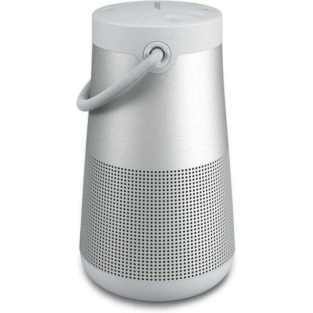 bocina bose soundlink revolve+ serie ii altavoz bluetooth gris bose 858366-1310 vista 3/4 frontal de altavoz Bluetooth portátil gris con cuerpo cónico de aluminio sin costuras, rejilla perforada en la mitad inferior, asa de tela en la parte superior y botones en la tapa; sonido 360° para cobertura envolvente y batería recargable de larga duración; suele usarse también para reproducir música en exteriores o reuniones pequeñas.