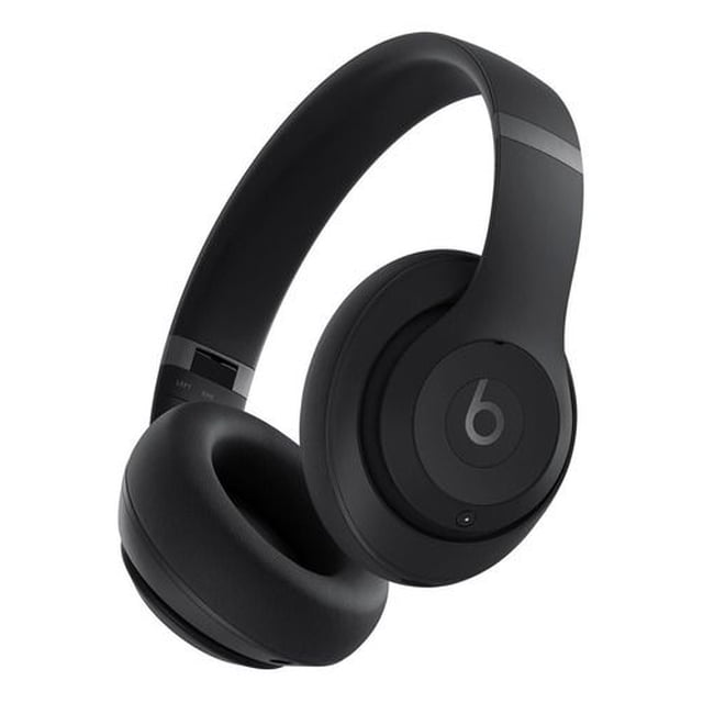 auriculares inalámbricos beats studio pro negro 3/4 frontal de auriculares circumaurales negros con diadema acolchada, copas giratorias con logo 'b', acabado mate y almohadillas de espuma; fondo blanco, compatibles con Bluetooth y cancelación de ruido, a menudo usados como opción de regalo para el día de las madres.