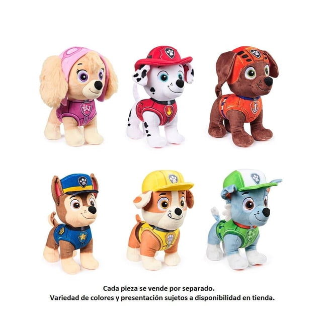 peluche paw patrol spin master 17 cm basico varios modelos 1 pieza — Seis peluches PAW Patrol de 17 cm en vista frontal sentada: Zuma (marrón con uniforme naranja), Skye (rosa), Marshall (blanco con manchas y casco rojo), Chase (azul), Rubble (amarillo) y Rocky (gris y verde). Felpa suave y detalles bordados en rostro y uniformes, fondo blanco de catálogo.