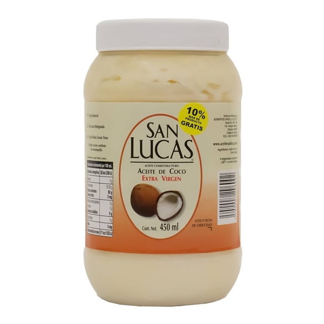 aceite san lucas de coco extra virgen 450 ml frasco plástico con tapa blanca y etiqueta beige y naranja, logo San Lucas y dibujo de coco partido; etiqueta muestra 10% gratis y tabla nutricional visible; para cocina saludable y que suele usarse como sustituto de mantequilla.