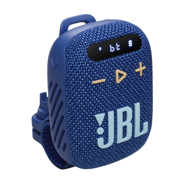 altavoz bluetooth para manillar jbl wind 3 fm (azul) vista 3/4 frontal; altavoz compacto con rejilla de tejido azul y logo JBL grande, pantalla LED que muestra 'bt', botones físicos de reproducción y volumen en tonos contrastantes y abrazadera de silicona para montaje en manillar visible, pensado para ciclismo y motocicleta y a menudo usado para escuchar música en paseos al aire libre.