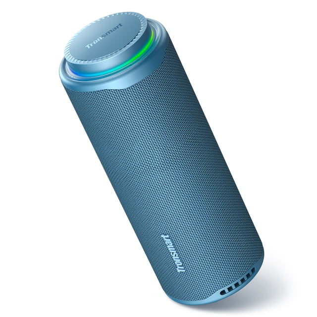 bocina bluetooth tronsmart t8 azul portátil para exteriores, vista 3/4 vertical; cilindro con malla texturizada y logo Tronsmart, control rotatorio superior con anillo LED; 40W, sonido 360° y resistente a salpicaduras IPX7; también se usa frecuentemente para llevar audio en viajes o paseos cortos.