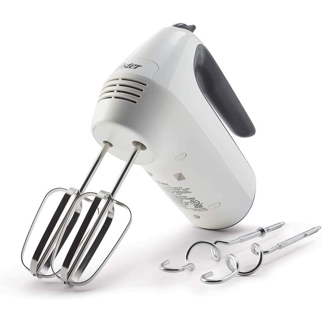 batidora manual oster 6 velocidades función turbo mango ergonómico Blanco, vista 3/4 frontal inclinada del cuerpo blanco con logo Oster y mango ergonómico gris; two batidores planos y two ganchos amasadores de acero inoxidable visibles sobre fondo blanco. Ideal para mezclar, batir y amasar; también suele usarse para preparar pequeñas cantidades de masa en viajes o campamentos.