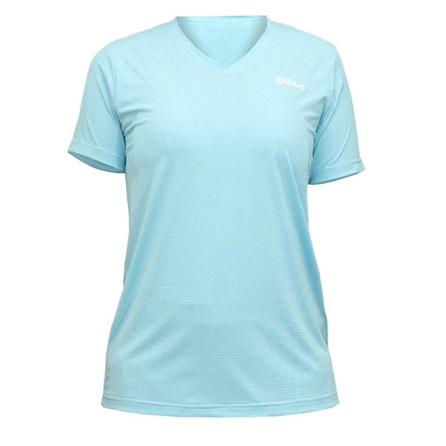 playera wilson azul talla ch/azul/playera dama Vista frontal centrada de playera Wilson azul talla CH para dama con cuello en V y manga corta; tejido de malla perforada visible y logotipo Wilson blanco en el pecho, silueta recta sobre fondo blanco; adecuada como camiseta ligera para entrenamiento o uso casual, también suele usarse para actividades al aire libre.