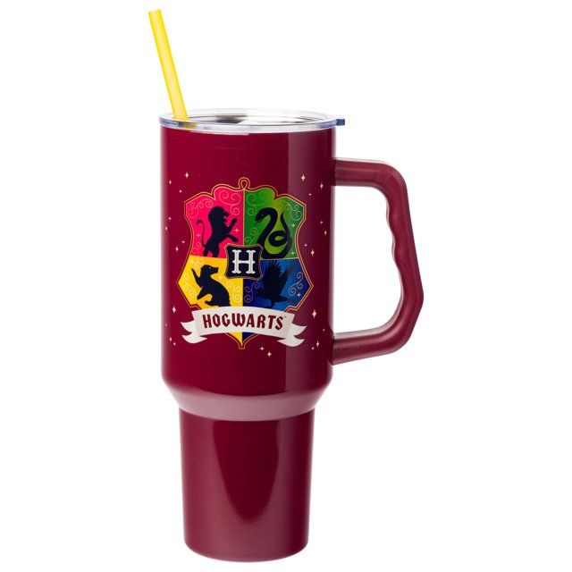 vaso plateado buffalo harry potter hogwarts de acero inoxidable 1,2 l - vaso granate de 40 onzas con asa ergonómica. Tiene tapa de rosca y popote amarillo. En el frente aparece el escudo multicolor de Hogwarts con Gryffindor, Ravenclaw, Slytherin y Hufflepuff. Base alargada diseñada para caber en portavasos estándar; adecuado también como vaso de viaje para eventos o picnics.