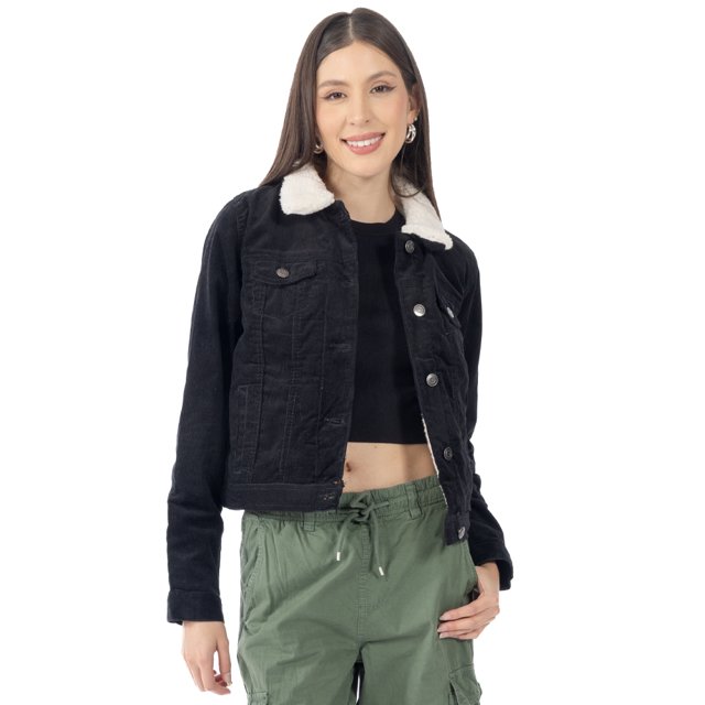 chamarra quarry regular fit cuello sherpa para mujer negra, vista frontal centrada con modelo de pie, cierre de botones, cuello sherpa blanco, bolsillos en el pecho y costuras verticales; corte regular en mezcla 85% algodón/15% viscosa, pensada para looks casuales diarios y reuniones, también apta como capa ligera para layering.