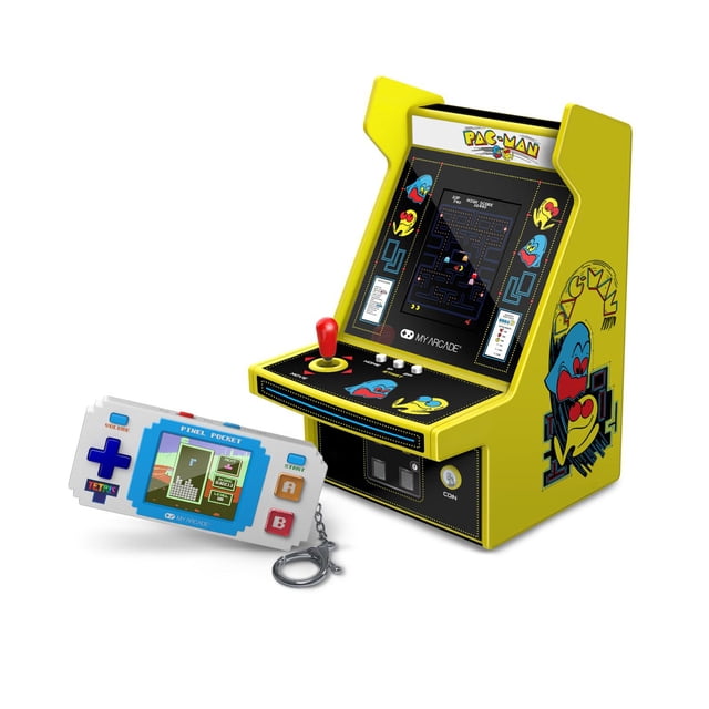kit maquinita arcade combo pacman + mini tetris portátil Amarillo My Arcade: vista 3/4 frontal de micro recreativa Pac-Man amarilla con artwork lateral inspirado en la máquina original, palanca roja, botones frontales y pantalla vertical a color mostrando el laberinto; enfrente, Pixel Pocket Tetris blanco con marco azul tipo llavero, pantalla a color y botones A/B, ideal para coleccionistas y juego portátil.