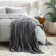 thumbnail image 4 of Manta de Felpa Bare Home Textura de Chevron Microfibra Suave y Afelpada Tamaño Twin/Twin XL Gris, 4 of 7