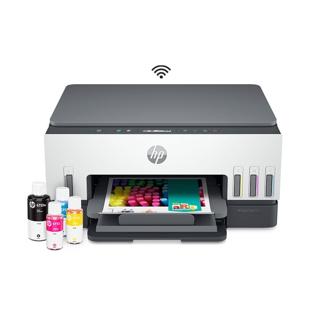 multifuncional de sistema de tanques de tinta hp smart tank 670 color blanco, vista frontal centrada de impresora con tapa superior gris mate y logo HP, bandeja de salida extendida con hoja a color, panel frontal con cuatro tanques de tinta visibles y cuatro botellas de tinta al lado; especificaciones: color hasta 4800 x 1200 dpi y entrada de papel 150 hojas; a menudo usada para impresión fotográfica doméstica de alto volumen.