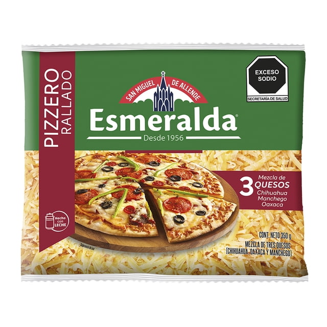 queso esmeralda pizzero mezcla de 3 quesos 350 g paquete frontal, vista centrada del empaque verde con logo Esmeralda, banda roja con texto "Pizzero rallado" y sello "Exceso sodio"; se aprecia queso rallado en la parte inferior y una pizza rebanada en el centro como uso sugerido para gratinar.
