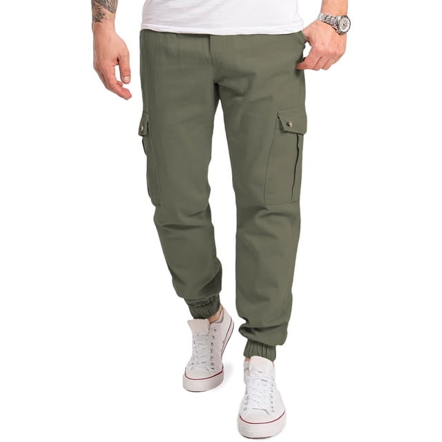 pantalon cargo jogger para hombre shendy vendy slim fit stretch Verde, vista frontal tres cuartos con bolsillos cargo laterales con tapa, pretina con cordón ajustable y tobillos elásticos sobre fondo blanco; tiro medio y sensación suave, a menudo usado como prenda cómoda para viajes cortos.