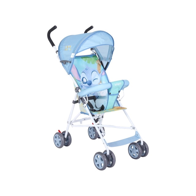 carriola de bastón para bebé stitch disney ligera y plegable azul en 3/4 frontal, toldo con visera y estampado de Stitch en el respaldo; arnés de 3 puntos visible, barra de seguridad acolchada, descansapiés ajustable, ruedas dobles con freno trasero, estructura blanca y correa para transporte al estar plegada; recomendada de 6 meses a 16 kg y adecuada para paseos cortos en ciudad.