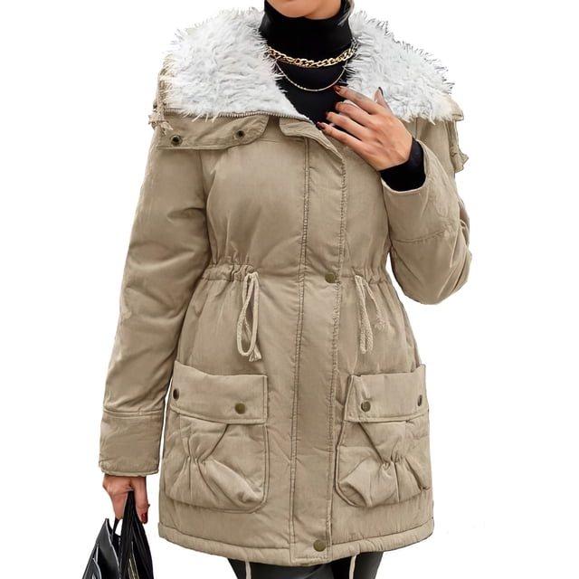 chamarra termica para mujer shendy vendy aborregado de invierno Marron Claro, vista frontal tres cuartos; parka hasta cadera con cordón de ajuste en cintura, dos bolsillos frontales con solapa y broches, cierre central con botones a presión, capucha desmontable con interior tipo borreguito blanco, tela mate acolchada y sensación suave al tacto, usada sobre suéter cuello alto negro; también se usa comúnmente como abrigo casual para viajes cortos.