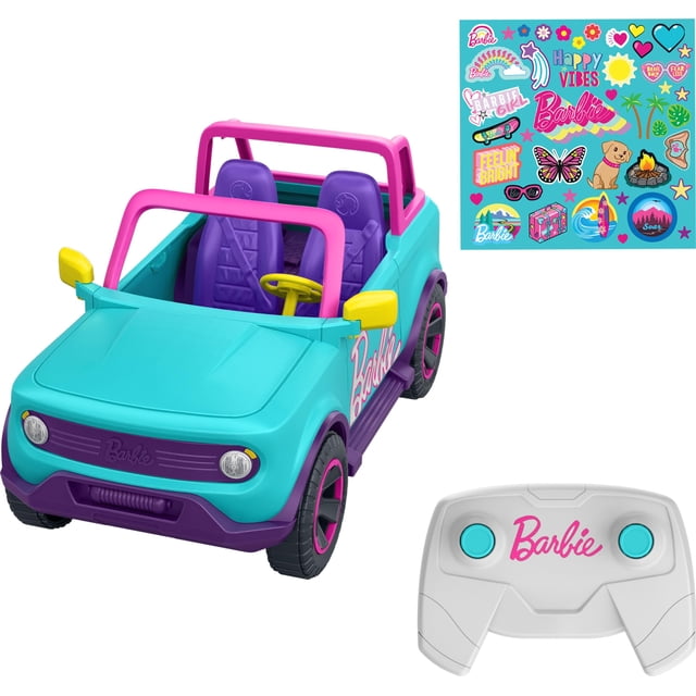 barbie hot wheels vehículo rc suv con batería, azul SUV RC descapotable azul turquesa con parachoques y detalles morado y espejos amarillos, vista 3/4 frontal. Interior con dos asientos morado, volante amarillo, portavasos y espacio de carga trasero para accesorios; incluye control remoto blanco con logo Barbie en rosa y hoja de pegatinas para personalizar. Nuevo con box; adecuado para juego interior y exterior y a menudo usado para sesiones de juego narrativo con muñecas Barbie.