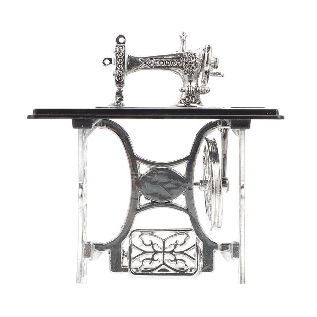 goohochy máquina de coser de la máquina de coser del pedal de 1pc máquina de coser máquina de modelado máquina de coser de la casa mini máquina de coser plateada de aleación sobre mesa con base de pedal ornamental y detalles florales, tamaño aprox. 6.7x6.3x3.2 cm, miniatura decorativa ideal para casas de muñecas y paisajismo; también suele usarse como juguete o pieza de exhibición.