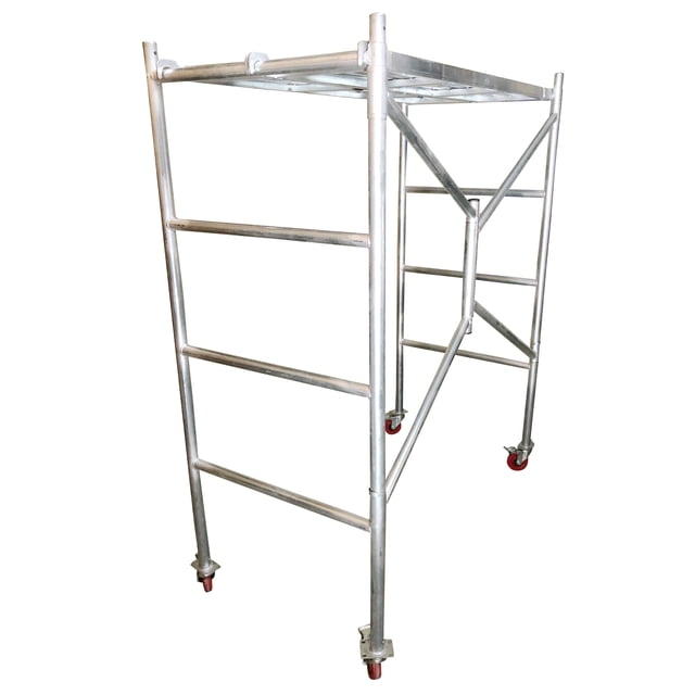 andamio plegable ligero tubular acero 1.5mx 70cm x 1.4m marco galvanizado gris con 5 peldaños tipo escalerilla, dos plataformas galvanizadas, cruceta unida y cuatro ruedas giratorias rojas; vista frontal en 3/4 sobre fondo blanco. Adecuado para mantenimiento, pintura o instalaciones y frecuentemente usado como soporte móvil temporal para tareas de montaje.
