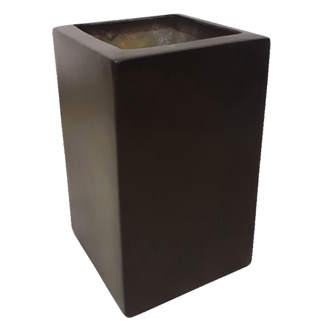 maceta de fibra de vidrio mod. tower chico chocolate maceta rectangular alta color chocolate, vista 3/4 frontal; 30 cm de alto por 20 cm de ancho y 20 cm de base, superficie lisa con acabado mate, interior sin orificios de desagüe visibles; pensada para interiores y exteriores y útil también para organización del hogar o para guardar herramientas de jardinería pequeñas.