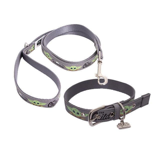 set para perro the mandalorian correa y collar baby yoda gris, correa con asa y mosquetón metálico y collar ajustable con hebilla y placa colgante, tira estampada con motivos de Baby Yoda en tejido de alta resistencia; vista frontal sobre fondo blanco, ideal para paseos diarios y paseos urbanos cortos.