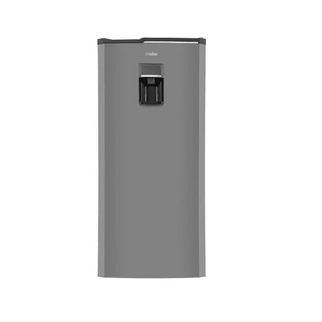 refrigerador 8 pies mabe rma210pymrm gris frontal, refrigerador vertical gris con dispensador de agua en la puerta y logotipo Mabe centrado; acabado metálico liso y manija integrada, silueta rectangular sobre fondo neutro, suele usarse como refrigerador secundario en oficinas pequeñas.