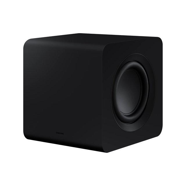 subwoofer samsung swa-w510 para barra de sonido de la serie s, inalámbrico Vista frontal 3/4 de un subwoofer Samsung SWA-W510 negro, diseño unibody compacto de 6.5 pulgadas; cubo con esquinas redondeadas, acabado mate y radiador pasivo visible en el lateral derecho; añade graves profundos a barras de sonido Serie S y se conecta inalámbricamente; también suele ser adecuado para salas de entretenimiento pequeñas.