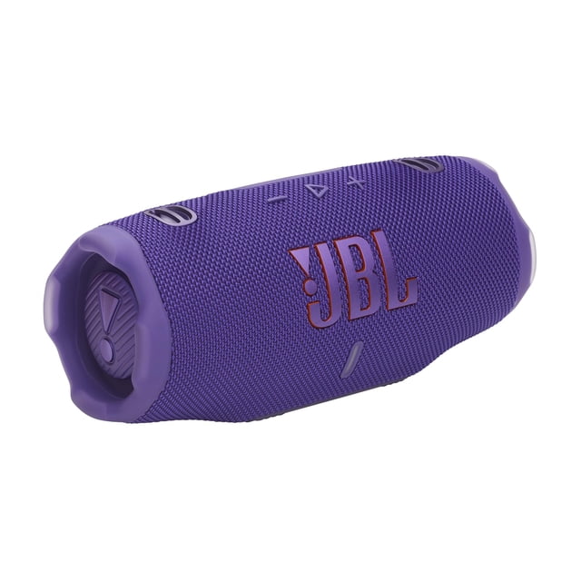 altavoz bluetooth jbl charge 6 portátil impermeable morado, vista 3/4 frontal de cilindro texturizado con rejilla de malla púrpura y logo JBL en relieve, botones físicos superiores de reproducción y volumen, extremos con radiadores pasivos y correa de transporte extraíble; a menudo usado para llevar música en reuniones al aire libre.