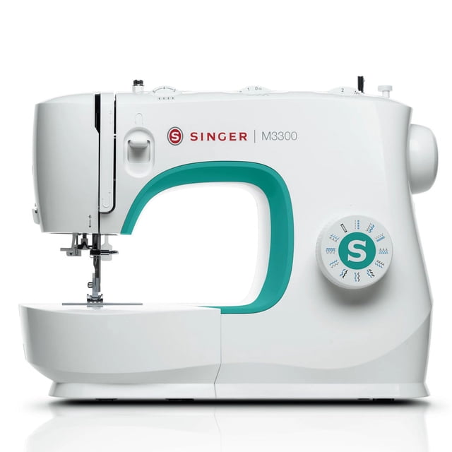 máquina de coser singer m3300, ligera y portátil, 97 puntadas — vista frontal centrada de la máquina blanca con detalle verde en el arco, perilla circular de puntadas con logo S, brazo libre accesible y área de aguja con iluminación LED; a menudo usada para costura doméstica y arreglos en prendas.
