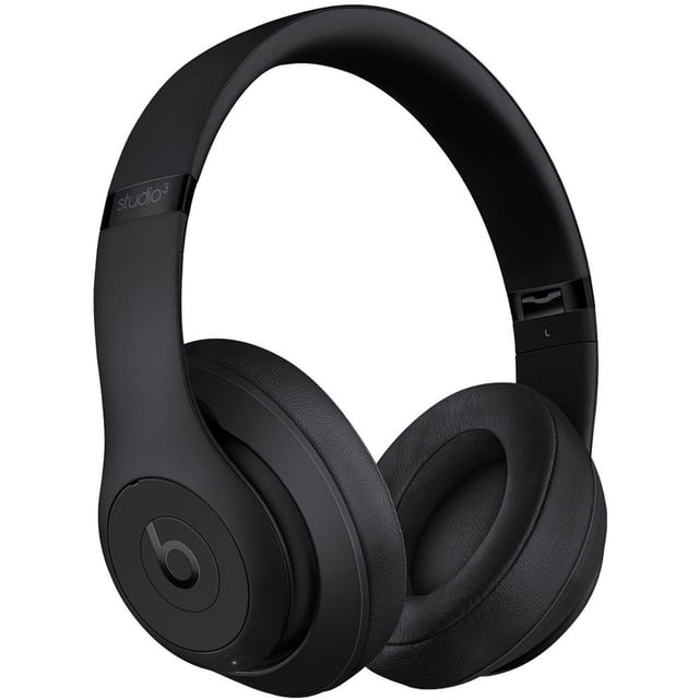 audifonos inalambricos beats studio 3 chip apple w1 matte black mx3x2ll/a — Vista 3/4 frontal de audífonos circumaurales negros con diadema acolchada, almohadillas de piel sintética y logo 'b'; chip W1 compatible con Apple, entrada Micro USB y cancelación activa de ruido (ANC) según especificaciones; también suelen usarse para monitoreo personal en viajes.