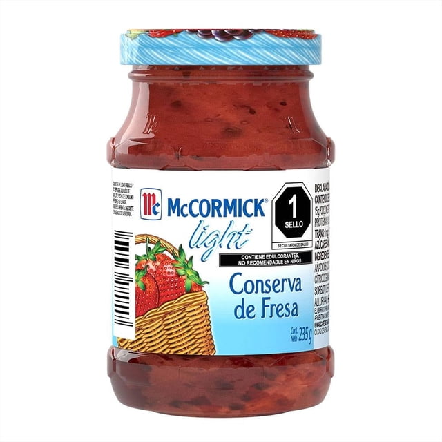 conserva mccormick light fresa 235 g frasco frontal con conserva roja visible, etiqueta blanca y azul con logo McCormick y texto “light – Conserva de Fresa”, tapa azul con diseño y dibujo de fresas en cesta; mermelada ligera ideal para untar en pan o rellenar postres.