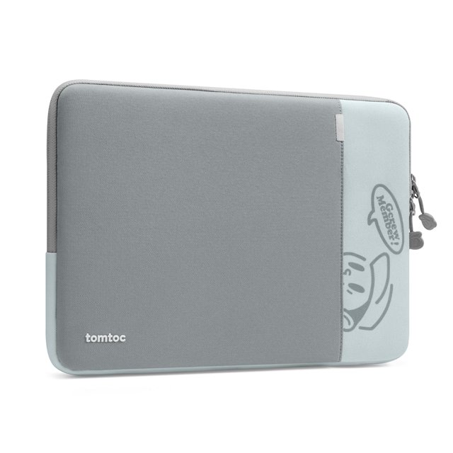 funda protectora tomtoc 360° para portátil macbook pro de 16 pulgadas gris y azul, vista frontal centrada de la funda A13 con silueta rectangular acolchada, tejido exterior resistente, bolsillo frontal con cremallera YKK y tiradores dobles, logo tomtoc en la esquina inferior izquierda y borde acolchado CornerArmor visible; fondo blanco minimalista. Adecuada para llevar cargador, cable o mouse.