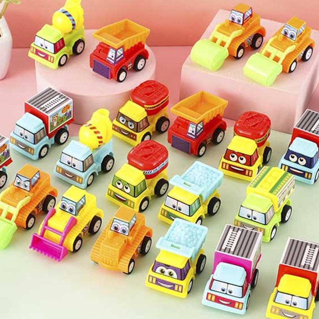 onlyliua buscador de regalos coches de juguete para niños multicolor, vista frontal en cuadrícula de varios vehículos pequeños — volquetes, miniexcavadora, grúa y coche de carreras; piezas de plástico coloreado, ruedas negras móviles y caritas impresas, fondo neutro; apto como set de almacenamiento para juego imaginativo.