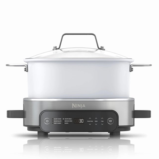 reacondicionado cocina multiusos ninja foodi, 6,5 l, 6 en 1, acero inoxidable/blanco — Vista frontal centrada de la olla multifunción renovada en cuerpo blanco con detalles en acero inoxidable y tapa de vidrio; panel digital LED con botones táctiles para 6 funciones, asas laterales negras y base compacta para encimera; adecuada para preparar comidas por lotes.