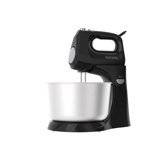 batidora 2 en 1 black+ decker vertical y manual negra, vista frontal 3/4 con pedestal y tazón de acero inoxidable; cuerpo de plástico negro con mango superior, control de 5 velocidades + turbo visible, doble batidor de acero inoxidable, base con soporte para recipiente y talón de descanso; adecuada para mezclar masas pequeñas y preparar merengues.