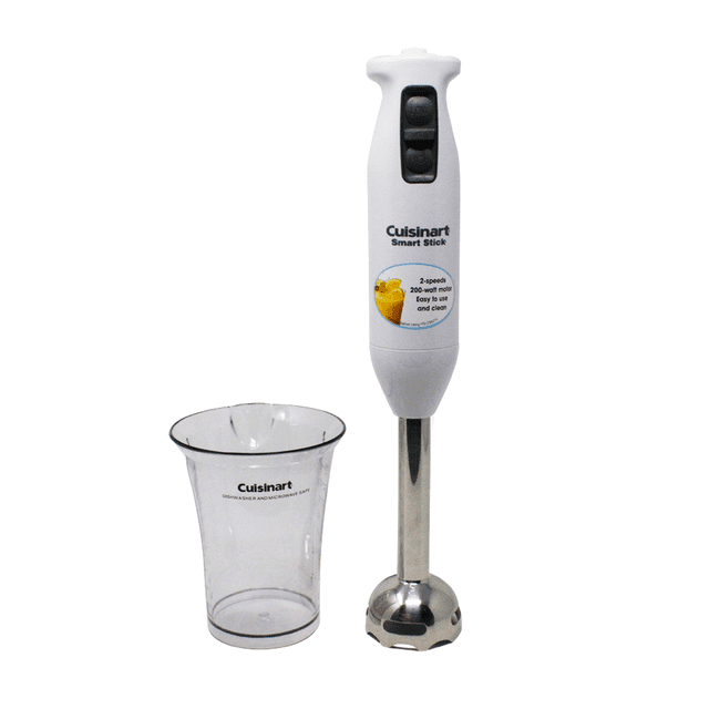 batidora de inmersión 2 velocidades con vaso blanco cuisinart csb75 cuisinart batidora de mano cuisinart blanca, vista frontal centrada con mango ergonómico y dos botones de velocidad, eje metálico resistente y pie mezclador de acero inoxidable, vaso medidor transparente de 16 onzas sobre fondo blanco. Ideal para purés y smoothies; a menudo se usa también para preparar salsas rápidas en recipientes altos.