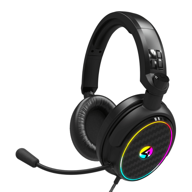 audífonos gamer 4gamers c6-100 led: para ps4/ps5, xbox, switch, pc - rgb audífonos negros con diadema ajustable y copas acolchadas; micrófono flexible, aro LED RGB multicolor en cada copa y cable de 1.2 m con conector 3.5 mm; vista 3/4 frontal sobre fondo blanco, para juego y chat en línea.