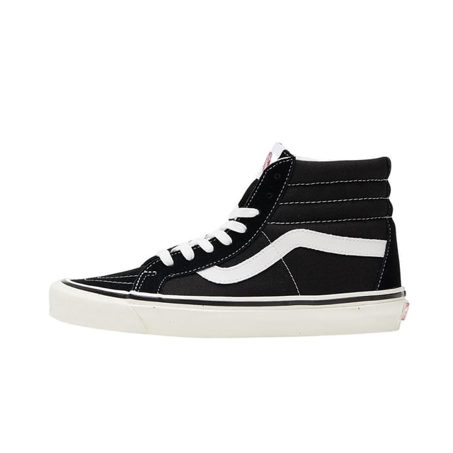 tenis para caballero vans sk8 hi talla 25.5 negro vista lateral derecha de zapatilla alta Vans Sk8-Hi negra con franja lateral blanca, cordones y costuras blancas y suela de caucho blanca; perfil urbano sobre fondo blanco, ideal para uso casual y streetwear.