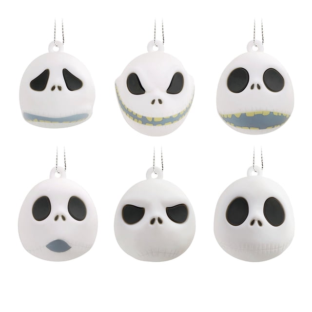 hallmark disney tim burton's the nightmare before christmas jack skellington heads mini adornos de navidad, irrompibles, juego de 6 juego de seis adornos miniatura con cabezas redondeadas de Jack Skellington en blanco y negro con detalles gris/amarillo; composición centrada con vistas frontales y 3/4, cada pieza muestra una expresión distintiva, colgador de cordón plateado y superficie plástica lisa sobre fondo blanco; adecuado para colgar en el árbol de Navidad o como adorno coleccionable para fans.
