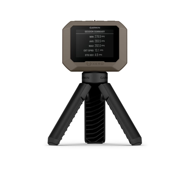 garmin xero c1 pro cronógrafo negro en trípode compacto, vista frontal con pantalla que muestra resumen de sesión y métricas; carcasa angular, patas texturizadas plegables y logotipo XERO en el frente; mide proyectiles de 100–5000 fps y se empareja con la app ShotView™; también se usa a menudo para registrar velocidades de airsoft o paintball en prácticas.