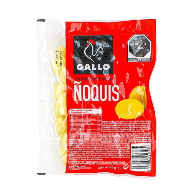 ñoquis gallo bolitas de patata 400 g paquete frontal sobre fondo blanco con empaque plástico transparente y panel rojo con logo Gallo; texto grande "ÑOQUIS", bolitas de papa visibles, etiqueta frontal "EXCESO SODIO" y peso 400 g; apto para acompañar con salsas cremosas o como base para horneados.