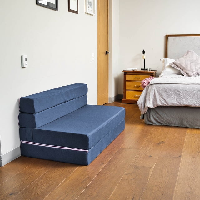 sofá cama plegable - matrimonial - azul marino memory foam home sofa cama cozy en configuración de sofá, tapizado azul marino, respaldo en dos secciones apiladas y base compacta con cremallera; ubicado en habitación junto a cama y buró, tamaño compacto ideal para departamentos y como cama adicional para huéspedes.